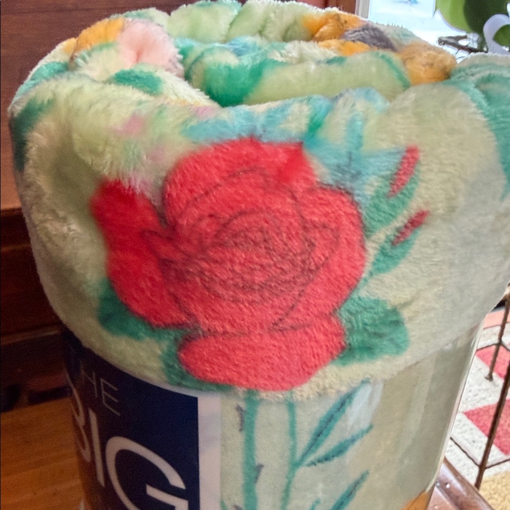 The Big One Multicolor Plush Throw-Floral print - Picture 2 of 9